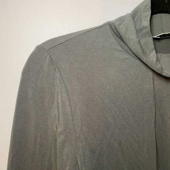 Aritzia Babaton Gray Mockneck Long Sleeve Stretchy Crop Shirt Women size Medium - Picture 4 of 9